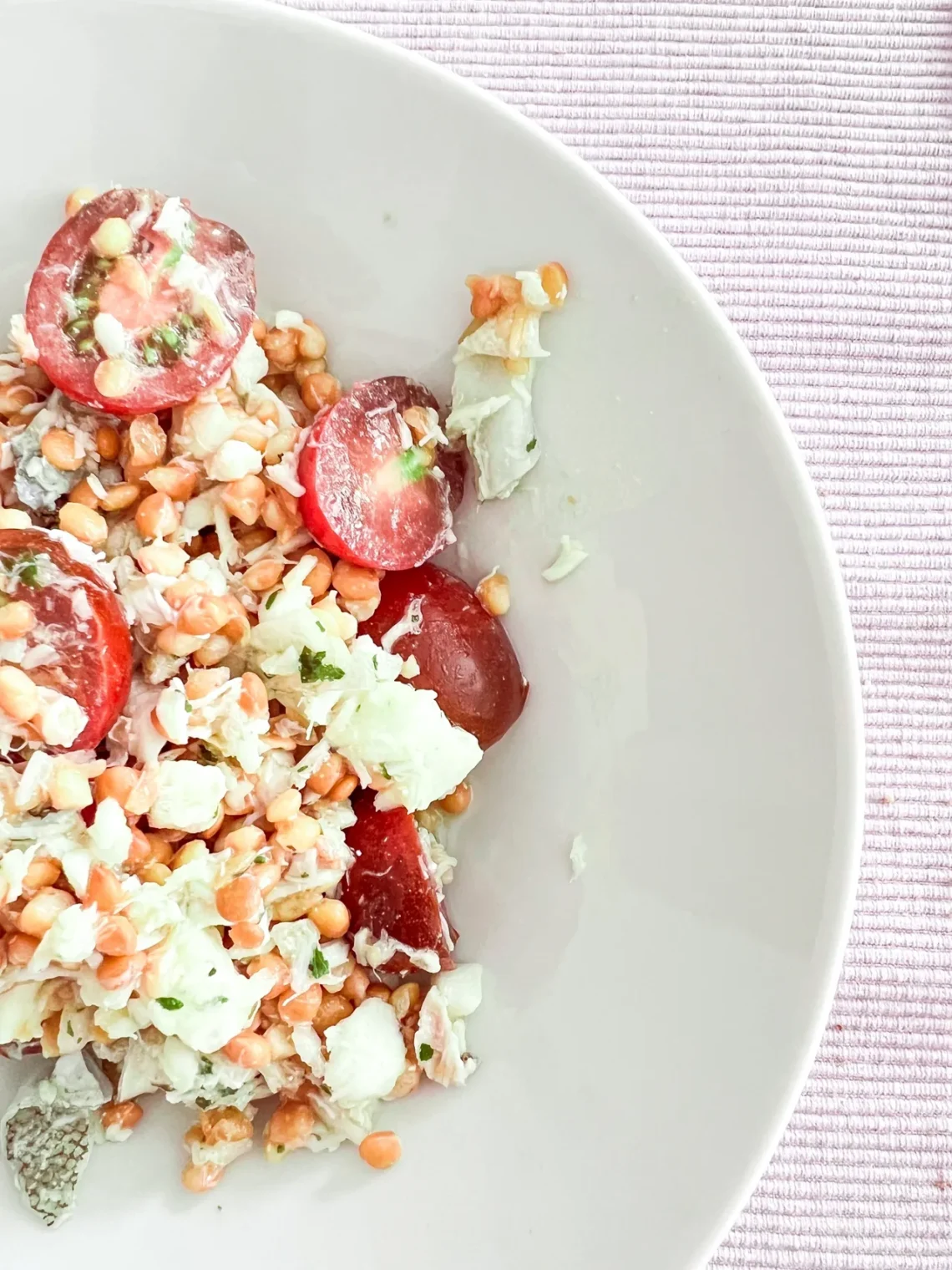 fotografía de la ensalada de legumbres en un plato banco y con mantel rosa claro
