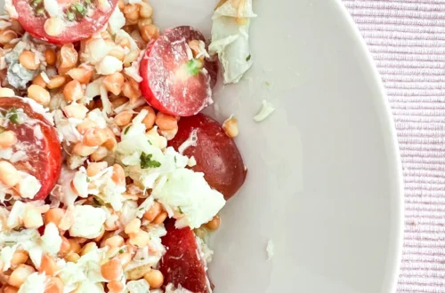 fotografía de la ensalada de legumbres en un plato banco y con mantel rosa claro