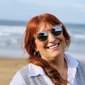 fotografía mía sonriendo en la playa con gafas de sol
