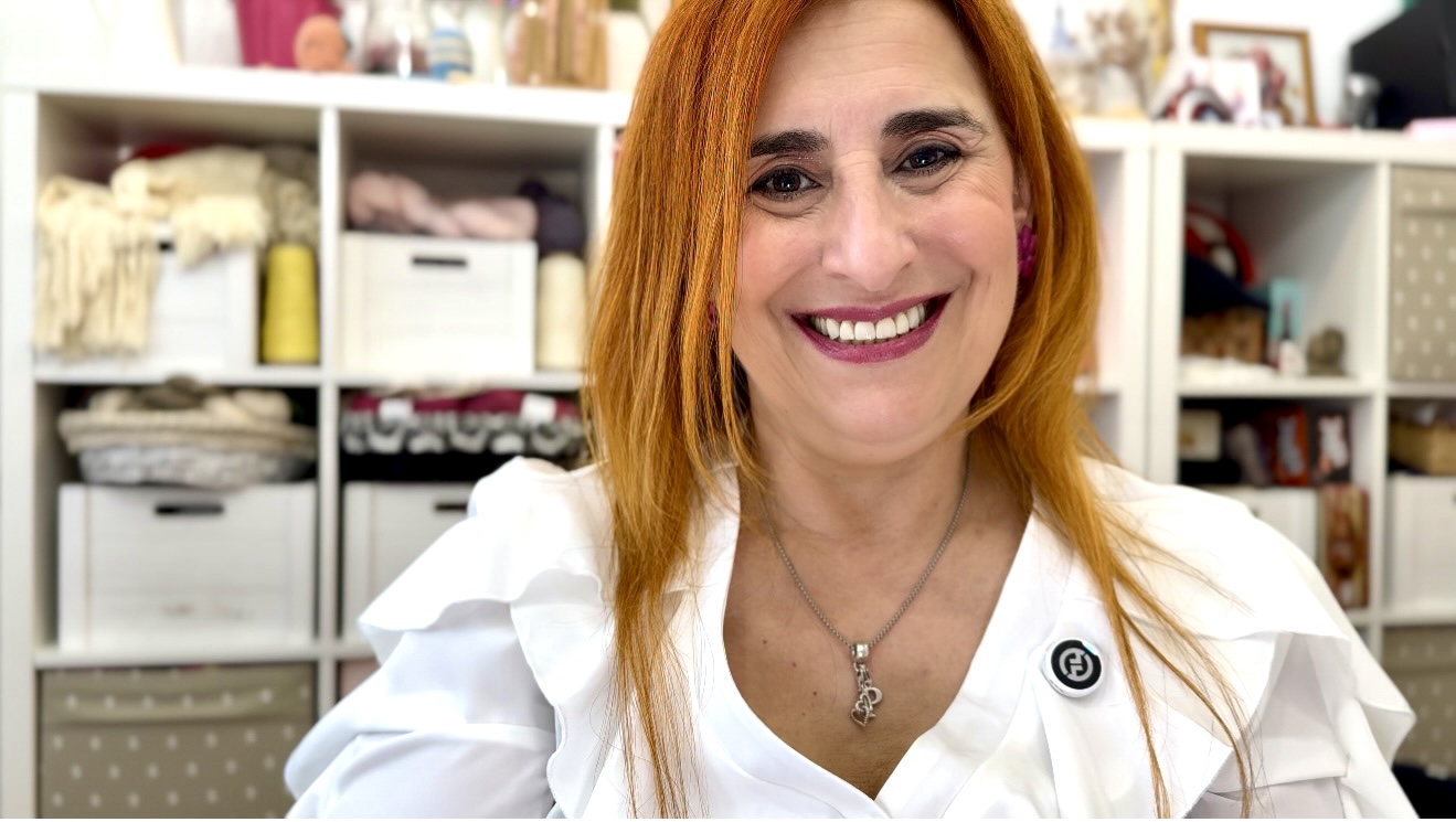 Foto de Concha La Mariposi presentando el Podcast Las Vueltas Que Da Un Ovillo