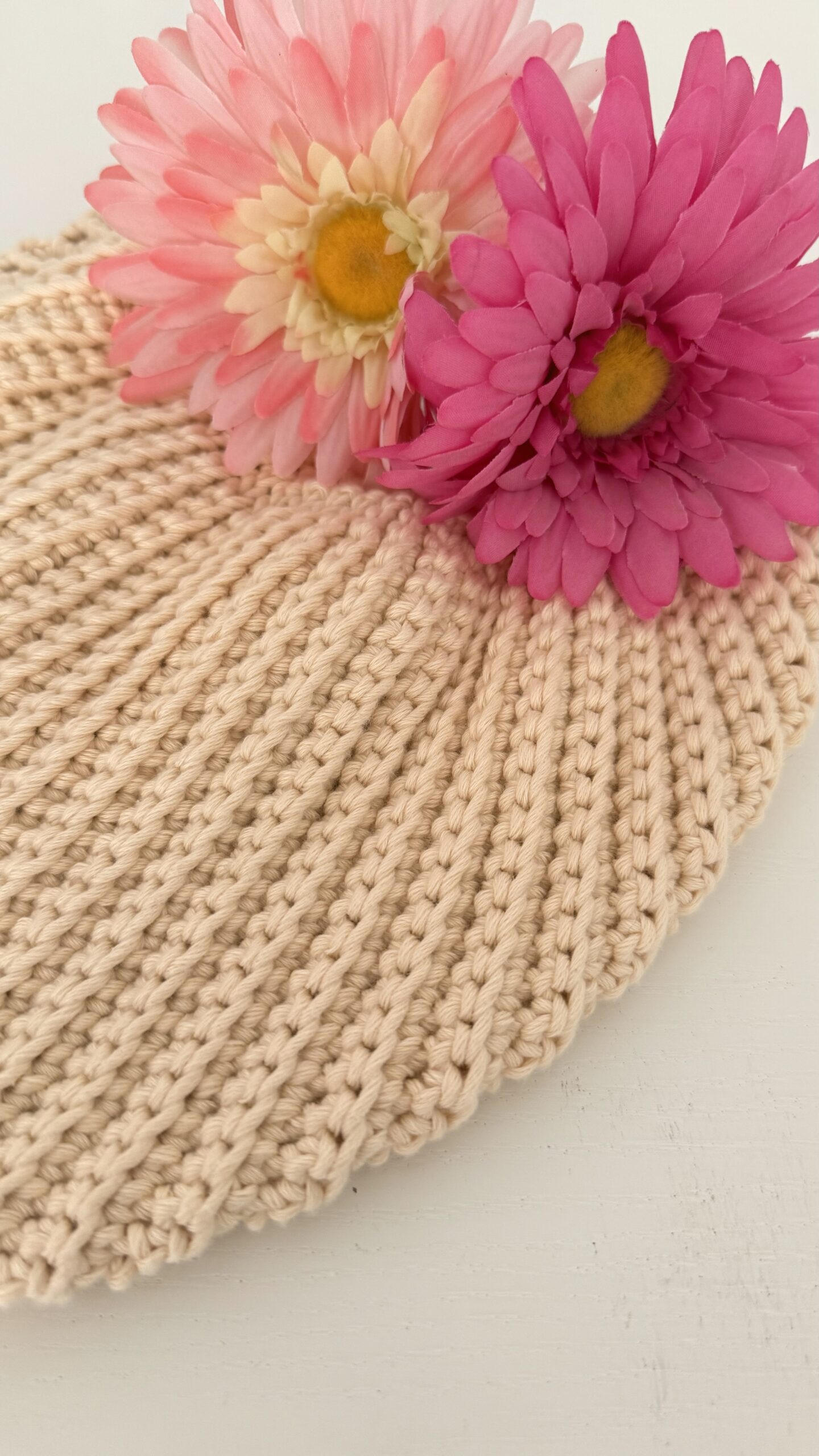 Bolso de crochet en algodón natural con asas redondas, patrón gratuito accesible