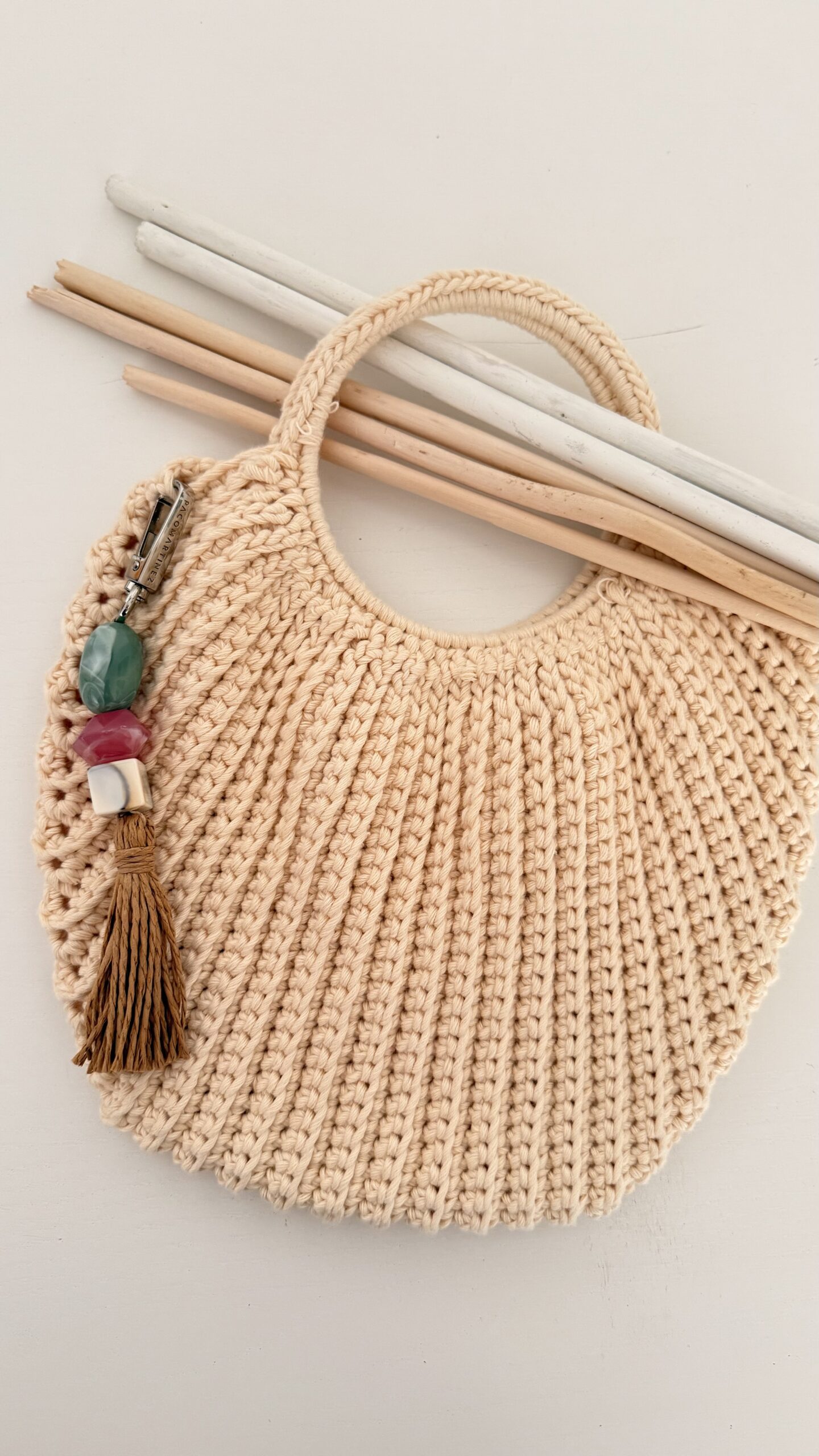 Bolso de crochet en algodón natural con asas redondas, patrón gratuito accesible