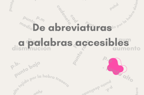 Fondo de abreviaturas y palabras de puntos de ganchillo sobre un fondo beige y con la mariposa de mi marca debajo del texto en la esquina derecha