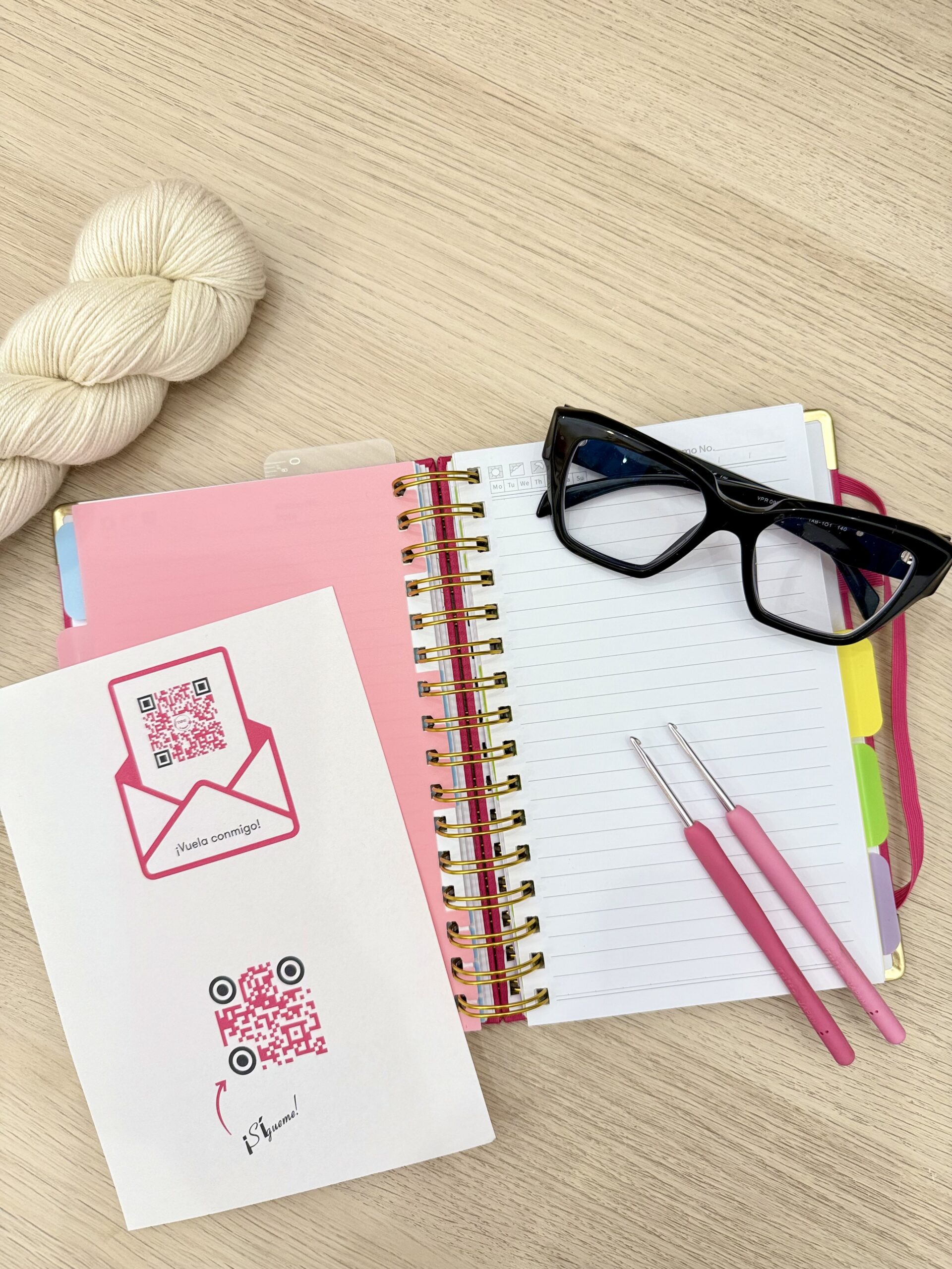 Checklist de accesibilidad sobre mesa con flores y ovillos.